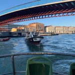 Il più recente e quarto ponte pedonale di Venezia è il Ponte della Costituzione dell'architetto Santiago Calatrava. Collega Piazzale Roma, hub automobilistico, con la stazione ferroviaria Santa Lucia, ha una campata di più di 80 metri a forma di freccia, ed è stato inaugurato nel 2008.