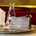 Chicchi di caffè tostati ricoperti da cioccolato fondente