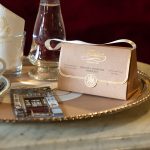 Chicchi di caffè tostati e ricoperti da cioccolato al late