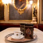 Cioccolata calda in tazza in latta