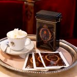 Cioccolata calda in tazza con panna montata