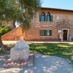 La scultura in pietra rappresenta il trono di Attila, situato nell'isola di Torcello, accanto alla Basilica di Santa Maria Assunta